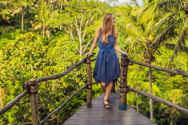 Genç kadın Gezgin Görünümü noktası arka plan, Bali, Endonezya ormanlar ile poz.