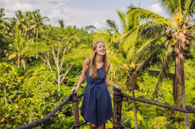 Genç kadın Gezgin Görünümü noktası arka plan, Bali, Endonezya ormanlar ile poz.