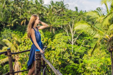 Genç kadın Gezgin Görünümü noktası arka plan, Bali, Endonezya ormanlar ile poz.