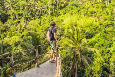Adam Gezgin Görünümü noktada orman, Bali, Endonezya tarafından dikiz.