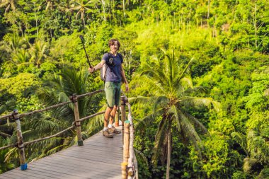 Adam gezgin monopod kullanarak görünümü noktada orman, Bali, Endonezya.