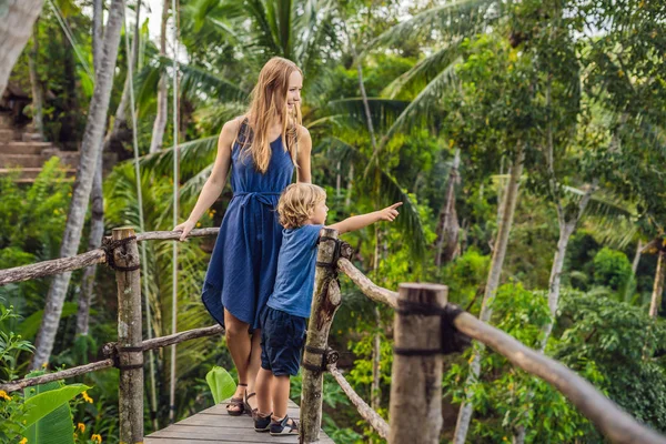 Мати і син мандрівників з точки зору у фоновому режимі з джунглів, Балі, Індонезія — стокове фото