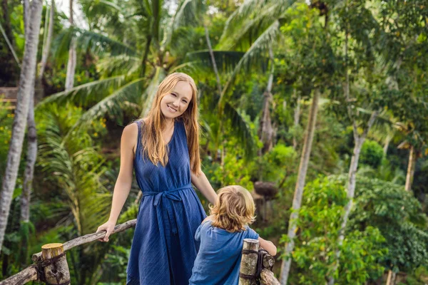 Мать и сын на фоне джунглей на индонезийском острове Бали — стоковое фото