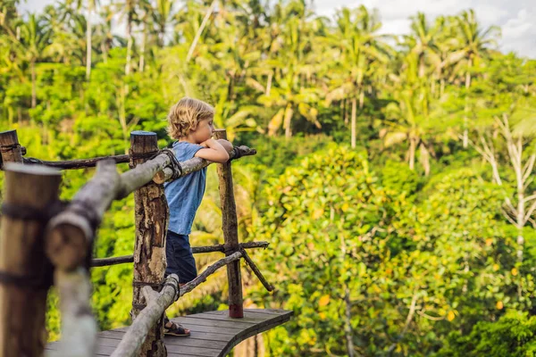Niño viajero en el punto de vista en el fondo de una selva, Bali, Indonesia — Foto de Stock