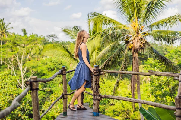 Junge Reiserin Posiert Aussichtspunkt Mit Dschungel Hintergrund Bali Indonesien — Stockfoto