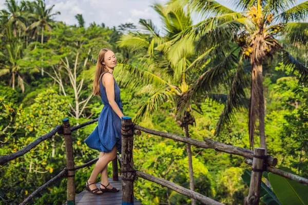 Junge Reiserin Posiert Aussichtspunkt Mit Dschungel Hintergrund Bali Indonesien — Stockfoto