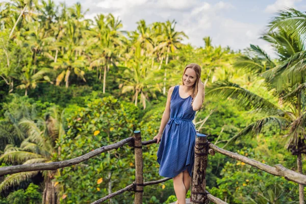 Молодая Женщина Путешественница Позирует Точке Зрения Джунглями Заднем Плане Бали — стоковое фото