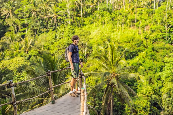 Man Reiziger Oogpunt Door Jungle Bali Indonesië — Stockfoto