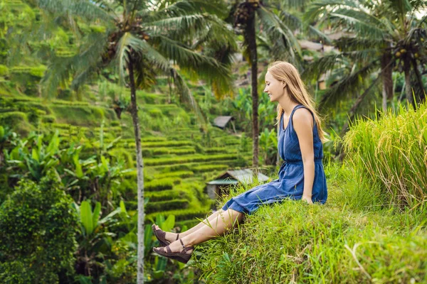 Молодая Женщина Сидящая Плантации Зеленого Каскада Риса Бали Индонезия — стоковое фото