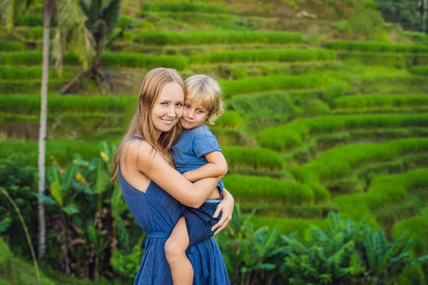 Мама Сын Позируют Пышных Зеленых Рисовых Террасах Убуд Бали Индонезия — стоковое фото