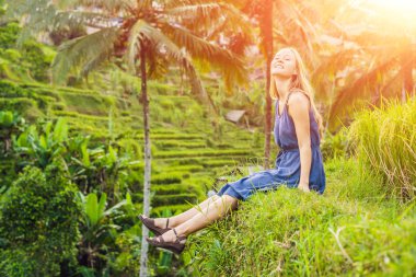 Yeşil cascade pirinç alan plantasyonunda, Bali, Endonezya oturan genç kadın 