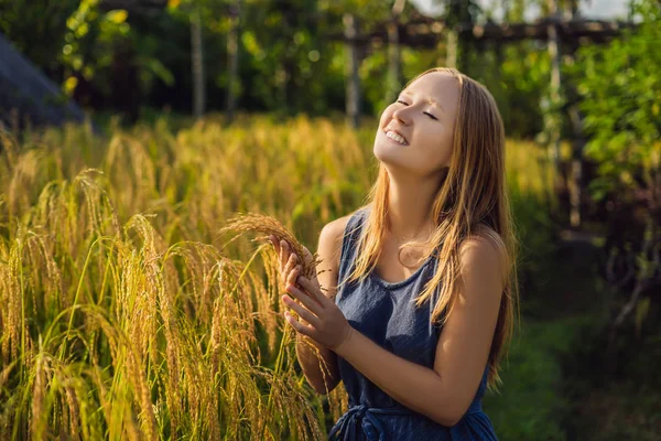 Junge Frau Posiert Mit Pflanzen Auf Reisfeld Sonnenlicht — Stockfoto