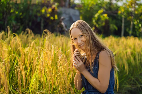 Junge Frau Posiert Mit Pflanzen Auf Reisfeld Sonnenlicht — Stockfoto