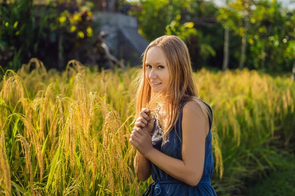 Junge Frau Posiert Mit Pflanzen Auf Reisfeld Sonnenlicht — Stockfoto