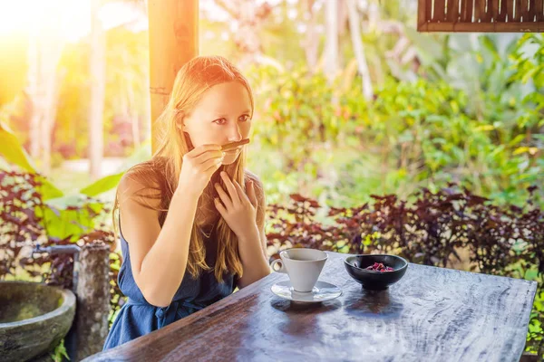 Jovem Mulher Bebendo Café Luwak Terraço Café — Fotografia de Stock