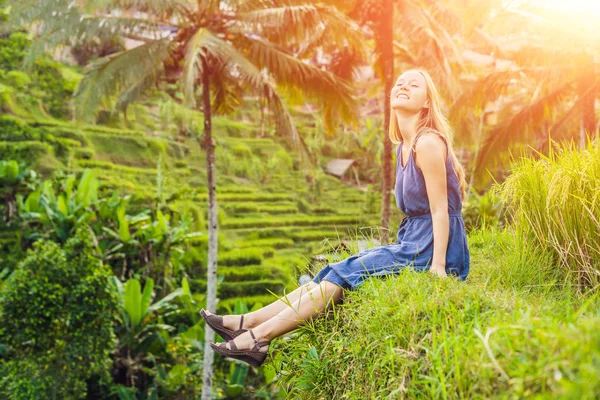 Yeşil cascade pirinç alan plantasyonunda, Bali, Endonezya oturan genç kadın 