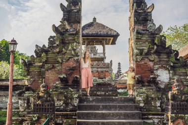 Anne ve oğlu geleneksel Balinese Hindu Tapınağı Taman Ayun Mengwi, Bali, Endonezya içinde yürüyüş. 