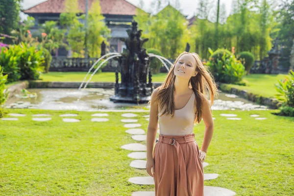 Jeune Femme Posant Dans Temple Hindou Balinais Traditionnel Taman Ayun — Photo