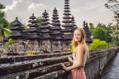 Genç kadın turist Tapınağı Taman Ayun ile arka planda, Bali, Endonezya poz.