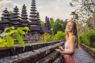 Genç kadın turist Tapınağı Taman Ayun ile arka planda, Bali, Endonezya poz.
