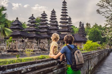 Baba ve oğul turist Taman Ayun Tapınağı tarafından poz. Bali, Endonezya