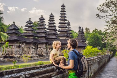 Baba ve oğul turist Taman Ayun Tapınağı tarafından poz. Bali, Endonezya