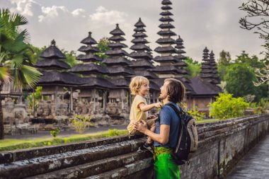 Baba ve oğul turist Taman Ayun Tapınağı tarafından poz. Bali, Endonezya