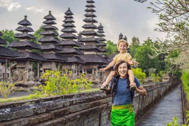 Baba ve oğul turist Taman Ayun Tapınağı tarafından poz. Bali, Endonezya