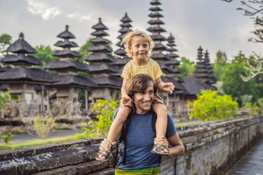 Baba ve oğul turist Taman Ayun Tapınağı tarafından poz. Bali, Endonezya