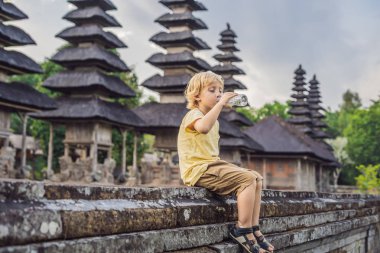 Çocuk içme suyunda geleneksel Balinese Hindu Tapınağı Taman Ayun içinde Mengwi, Bali, Endonezya. 