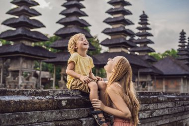 Anne ve oğlu turist Taman Ayun Tapınağı tarafından poz. Bali, Endonezya