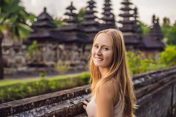 Genç kadın turist Tapınağı Taman Ayun ile arka planda, Bali, Endonezya poz.