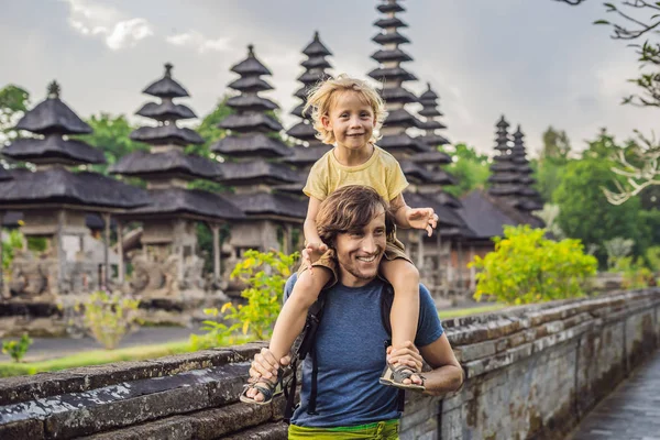 Padre Figlio Turisti Posa Taman Ayun Tempio Bali Indonesia — Foto Stock