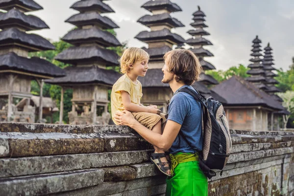 Baba ve oğul turist Taman Ayun Tapınağı tarafından poz. Bali, Endonezya
