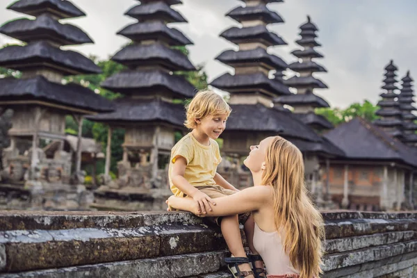 Anne ve oğlu turist Taman Ayun Tapınağı tarafından poz. Bali, Endonezya