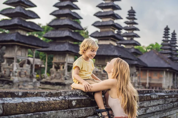 Moeder Zoon Toeristen Poseren Door Taman Ayun Tempel Bali Indonesië — Stockfoto