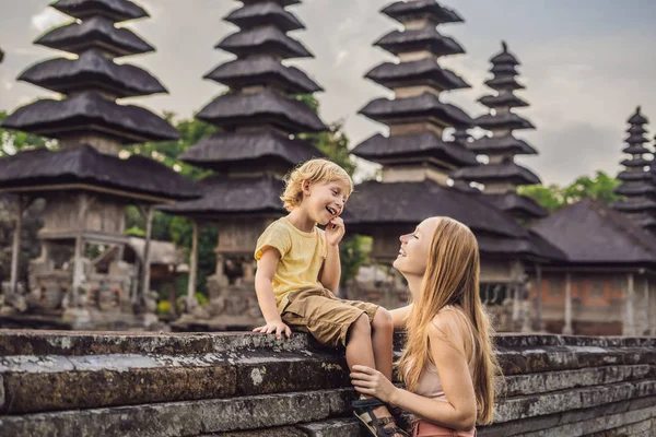 Anne ve oğlu turist Taman Ayun Tapınağı tarafından poz. Bali, Endonezya