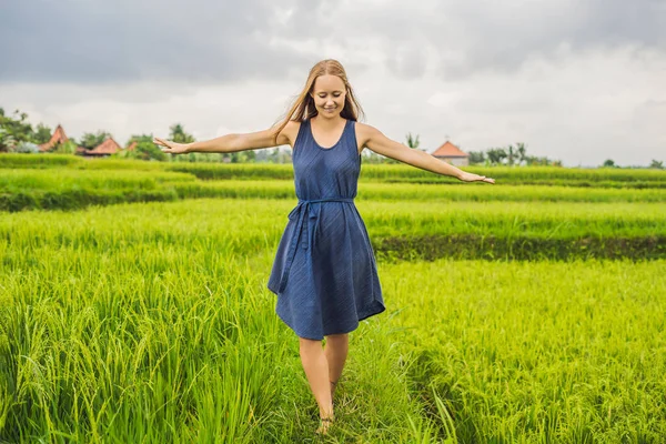 Młoda Kobieta Stwarzających Zielonej Kaskady Ryżu Pola Plantacji Bali Indonezja — Zdjęcie stockowe