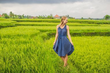 Genç kadın yeşil cascade pirinç alan plantasyonunda, Bali, Endonezya poz.
