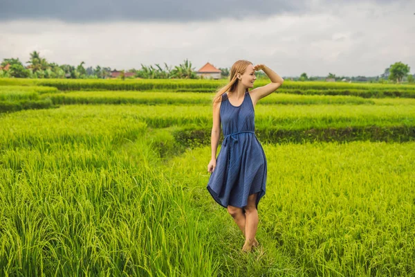 Jovem Posando Plantação Campo Arroz Cascata Verde Bali Indonésia — Fotografia de Stock