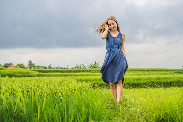 Junge Frau Posiert Auf Einer Grünen Kaskade Von Reisfeldern Bali — Stockfoto