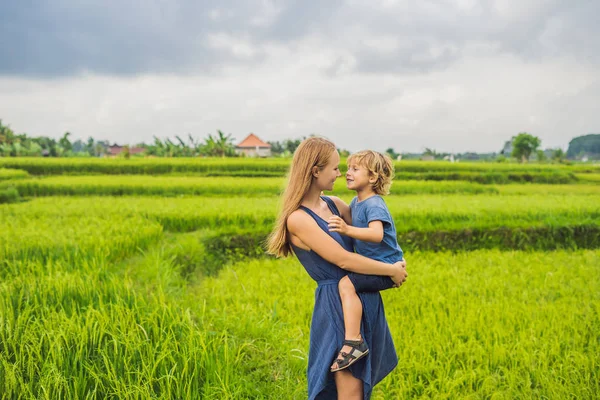 Mutter Und Sohn Posieren Auf Sattgrünen Reisterrassen Ubud Bali Indonesien — Stockfoto