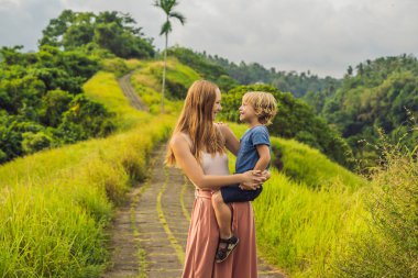 Anne ve oğlu turist Campuhan Ridge yürümek, Ubud, Bali adlı poz