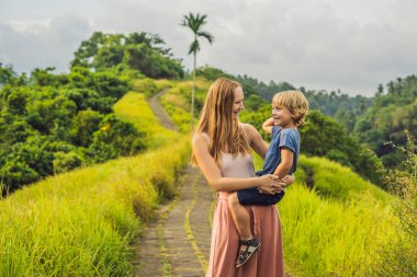 Anne ve oğlu turist Campuhan Ridge yürümek, Ubud, Bali adlı poz