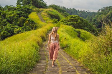 Genç kadın Campuhan Ridge yürümek, Bali, Endonezya yürüyüş Traveler