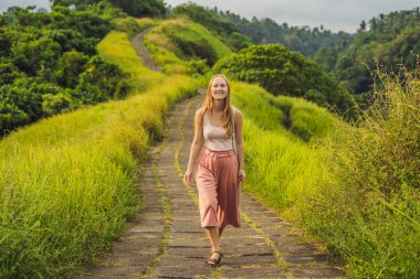 Genç kadın Campuhan Ridge yürümek, Bali, Endonezya yürüyüş Traveler