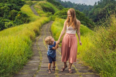 Anne ve oğlu turist Campuhan Ridge yürümek, Ubud, Bali adlı yürüyüş