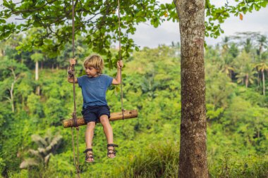 Campuhan Ridge yürümek Ubud, Bali, tropikal orman hızıyla çocuğu.