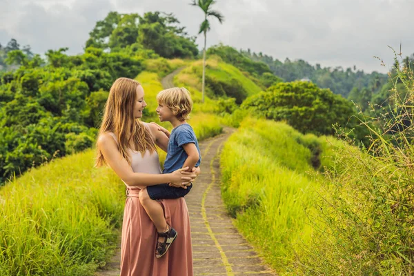 Anne ve oğlu turist Campuhan Ridge yürümek, Ubud, Bali adlı poz