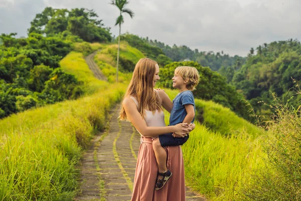 Anne ve oğlu turist Campuhan Ridge yürümek, Ubud, Bali adlı poz